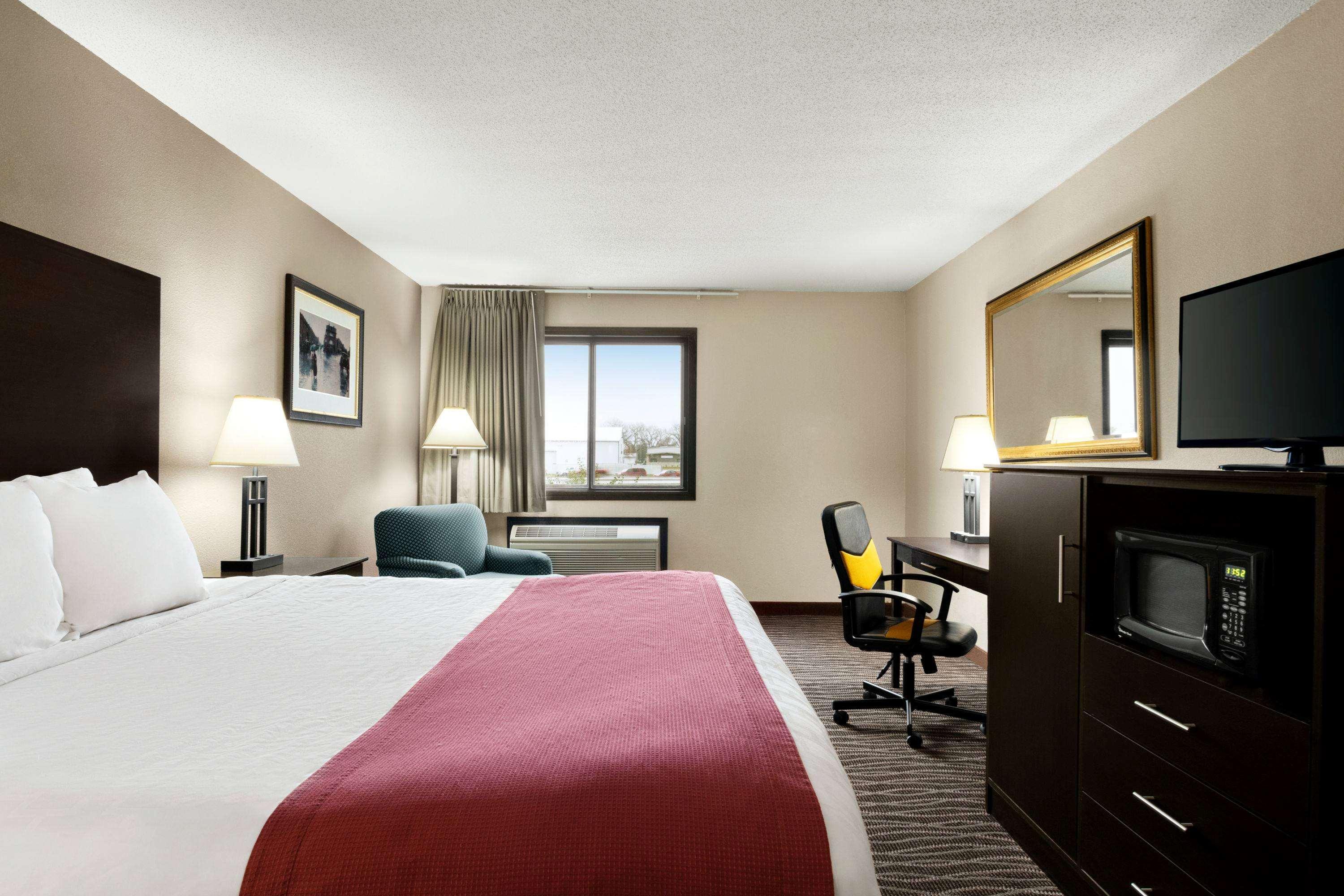 Baymont By Wyndham North,i-29,russell St, Airport