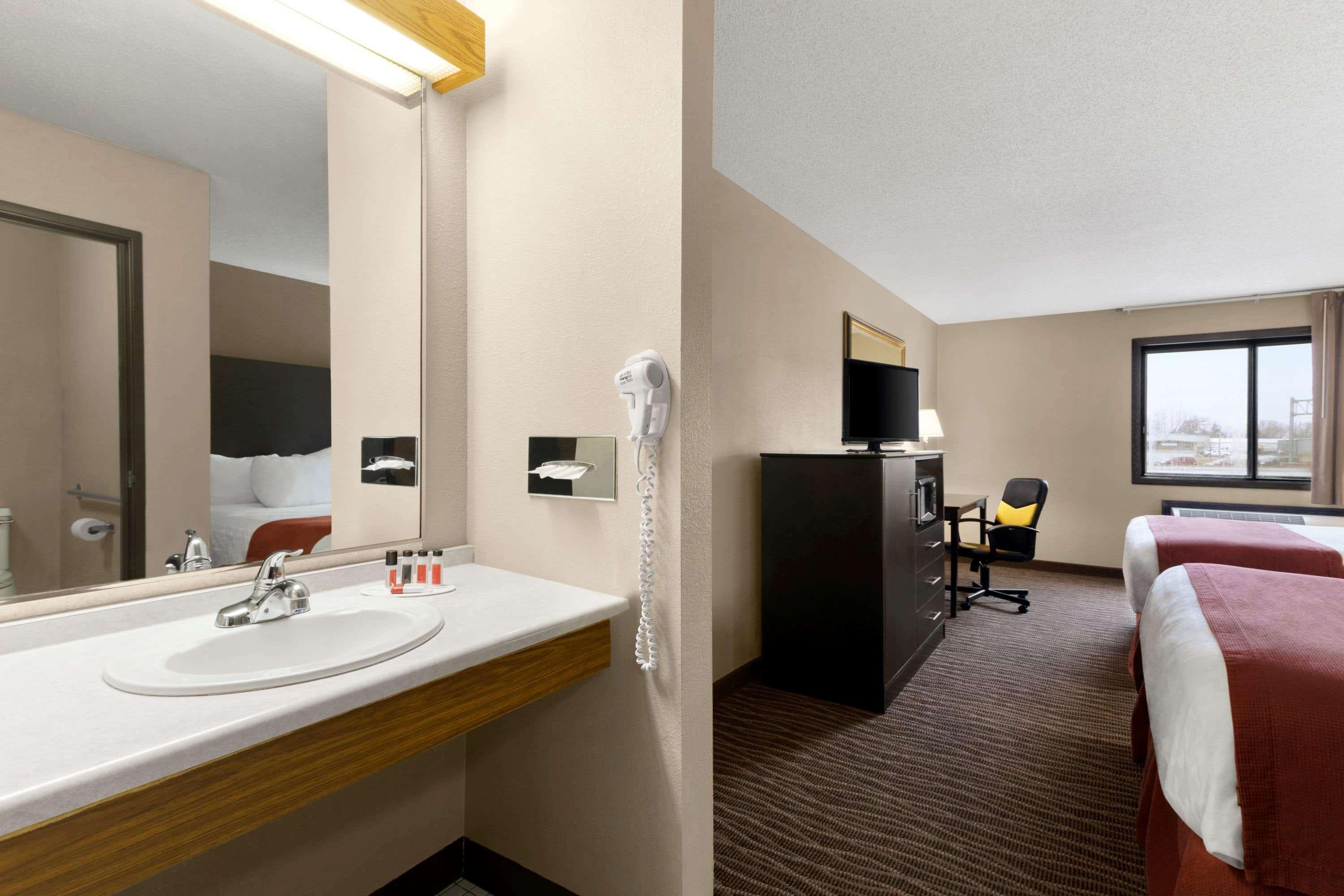 Hotel Baymont By Wyndham North,i-29,russell St, Airport 3*