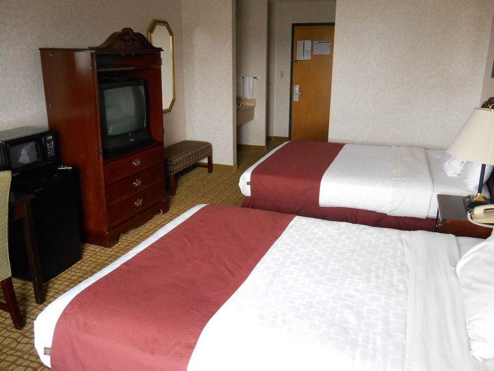 Baymont By Wyndham North,i-29,russell St, Airport Hotel 3*