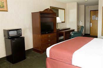 Baymont By Wyndham North,i-29,russell St, Airport Hotel 3*