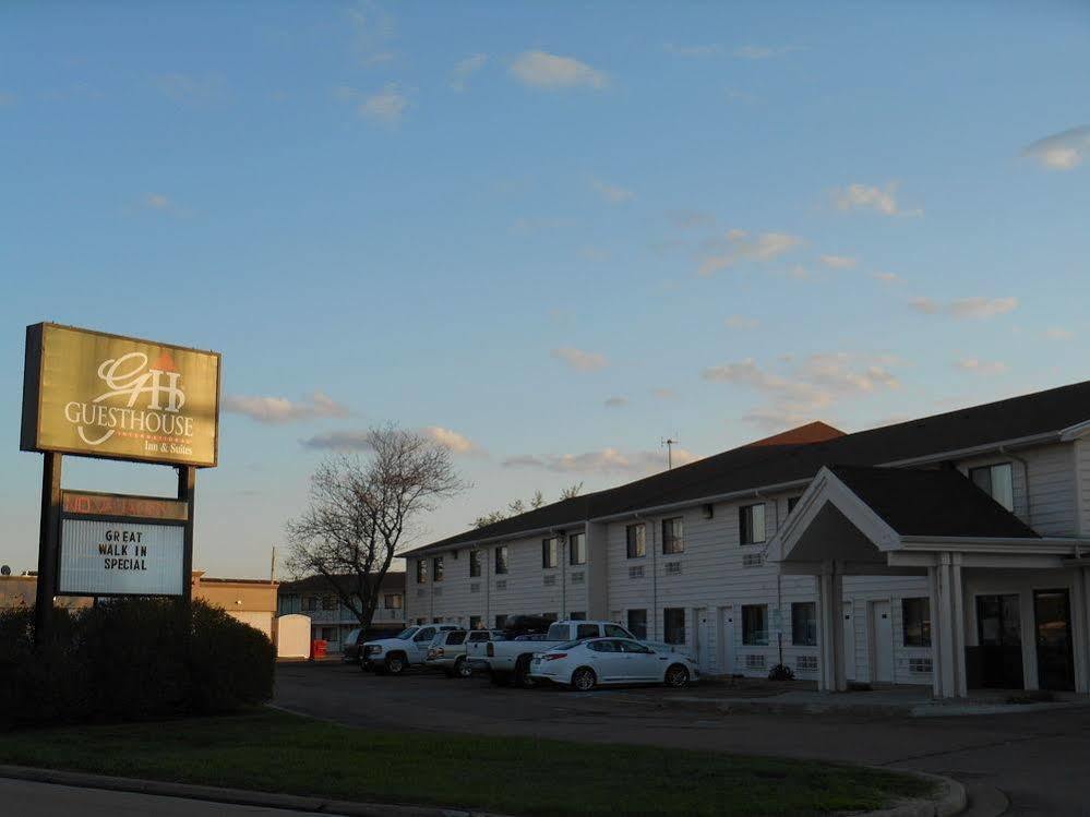 Baymont By Wyndham North,i-29,russell St, Airport Hotel