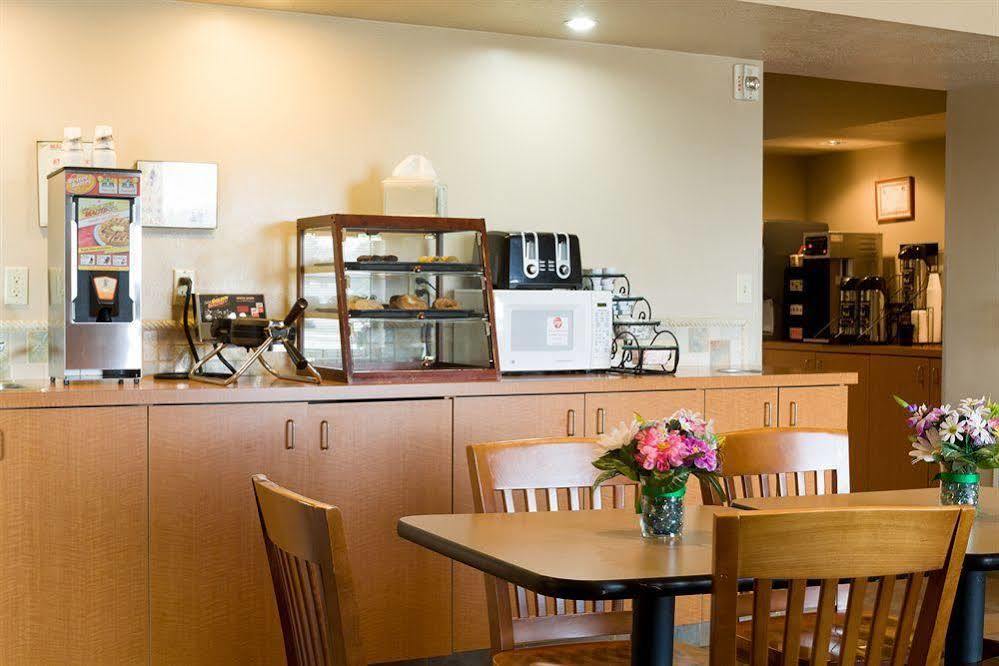 Baymont By Wyndham North,i-29,russell St, Airport 3*