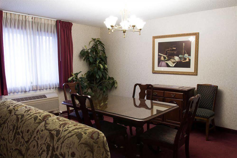 Baymont By Wyndham North,i-29,russell St, Airport Hotel 3*