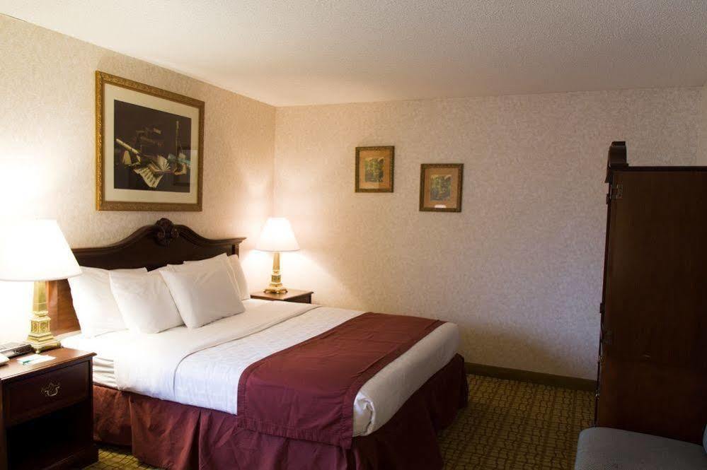 Hotel Baymont By Wyndham North,i-29,russell St, Airport 3*