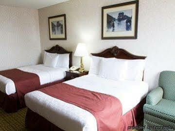 Baymont By Wyndham North,i-29,russell St, Airport Hotel