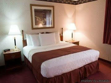 Baymont By Wyndham North,i-29,russell St, Airport
