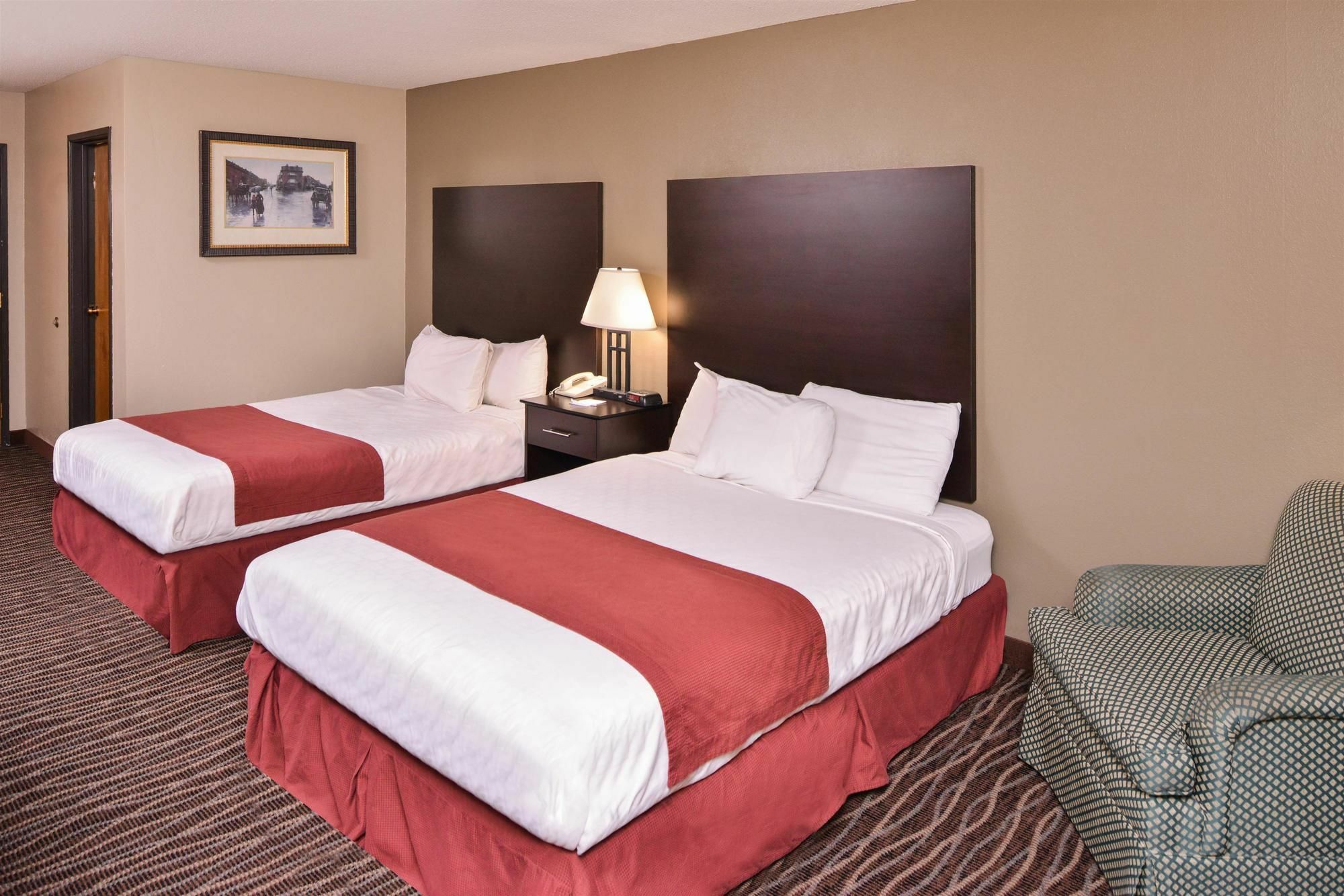 Baymont By Wyndham North,i-29,russell St, Airport 3*