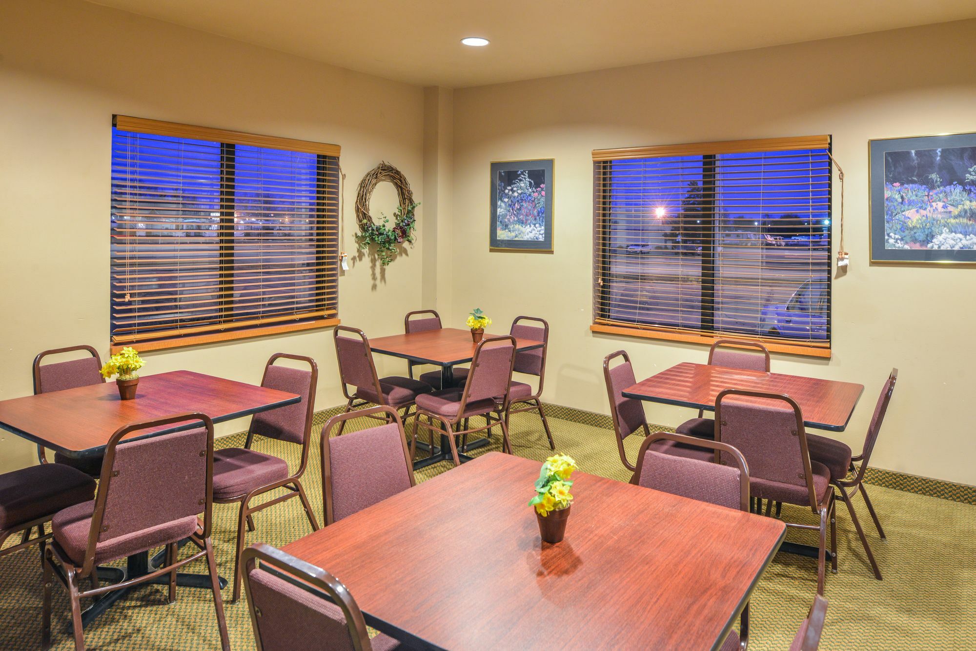 Baymont By Wyndham North,i-29,russell St, Airport Hotel