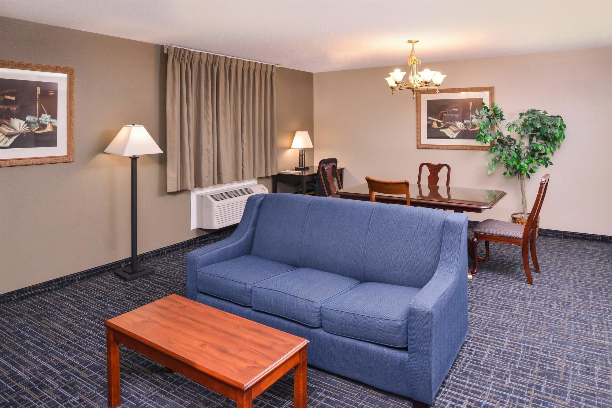 Baymont By Wyndham North,i-29,russell St, Airport 3*