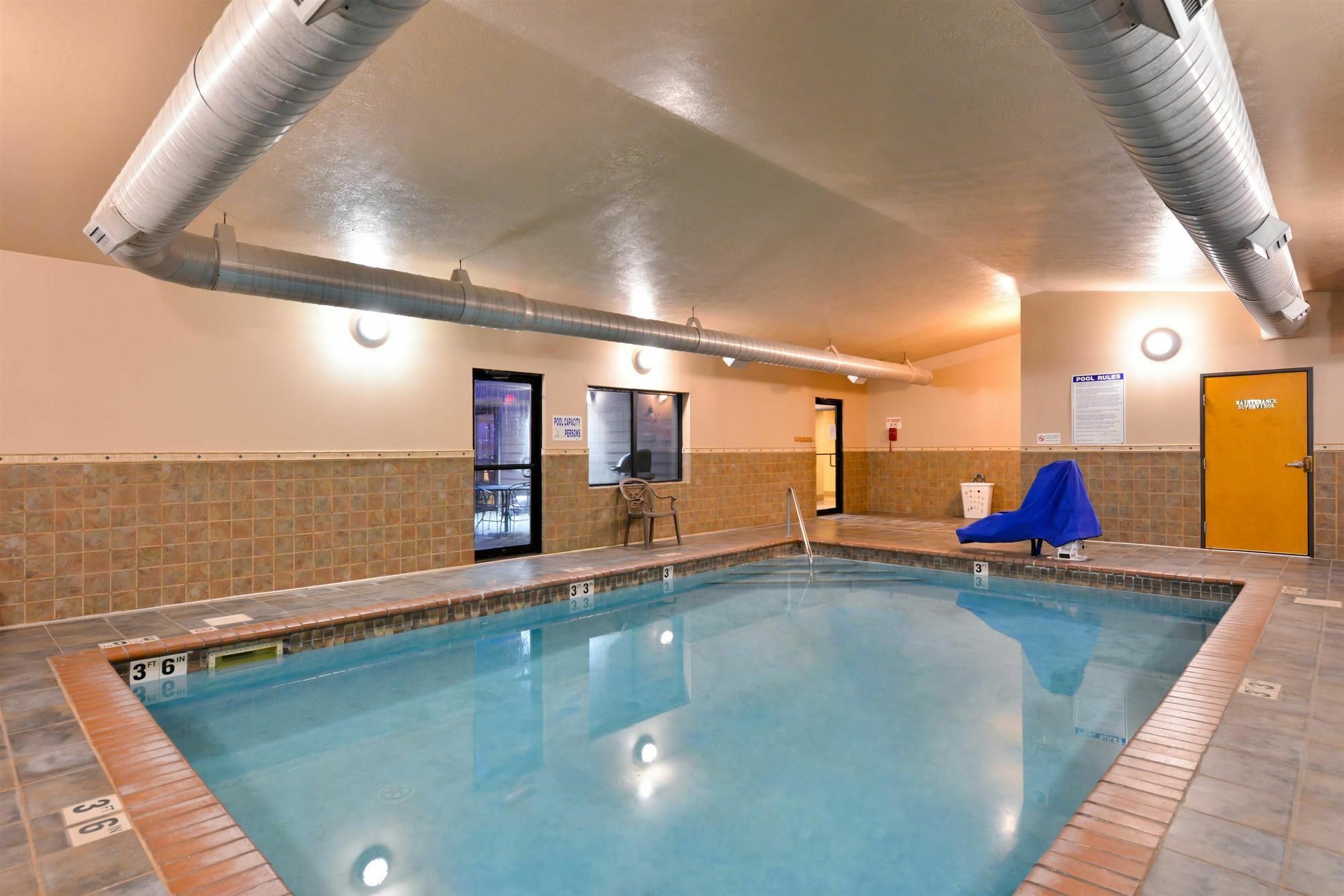 Baymont By Wyndham North,i-29,russell St, Airport Hotel 3*