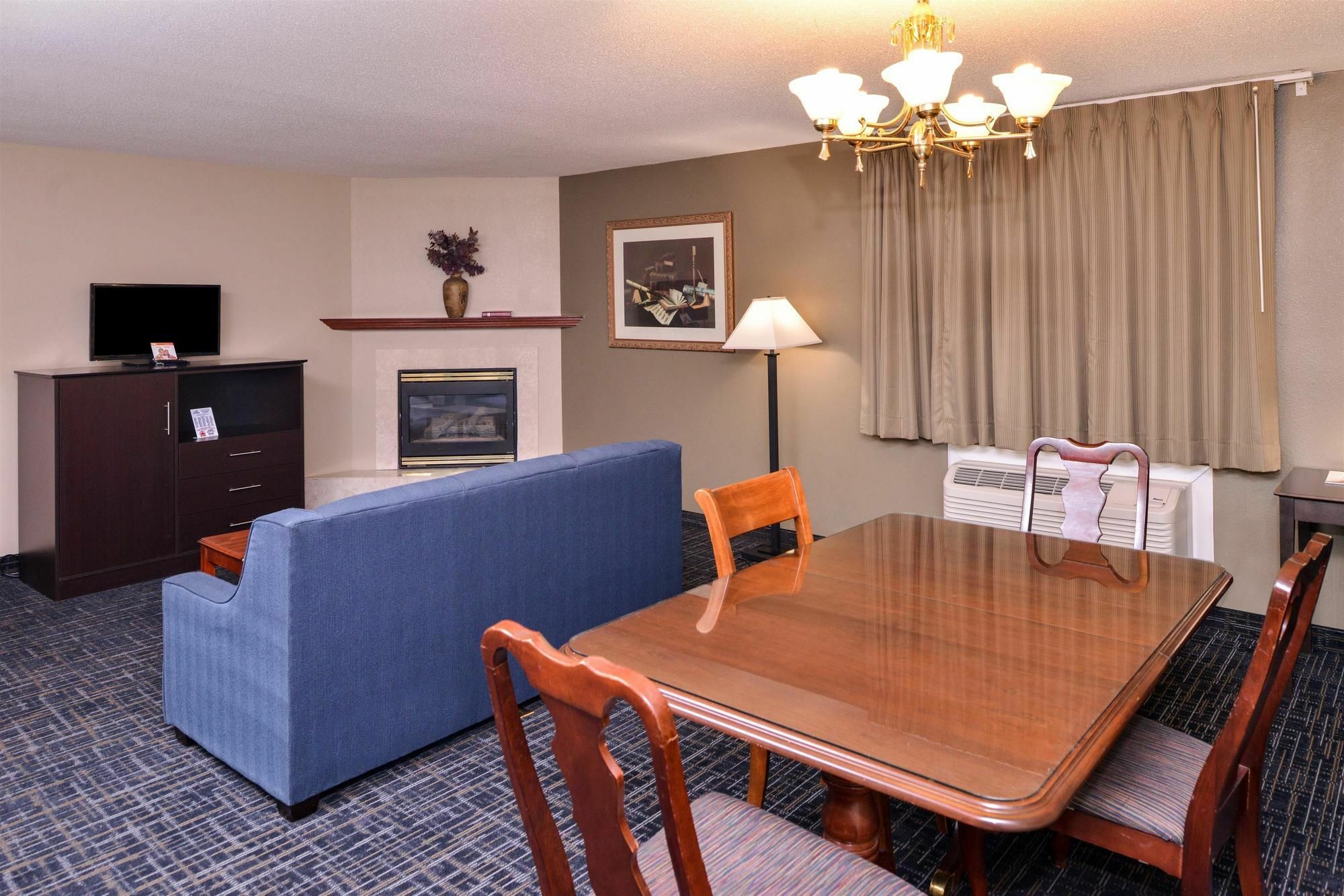 Baymont By Wyndham North,i-29,russell St, Airport 3*