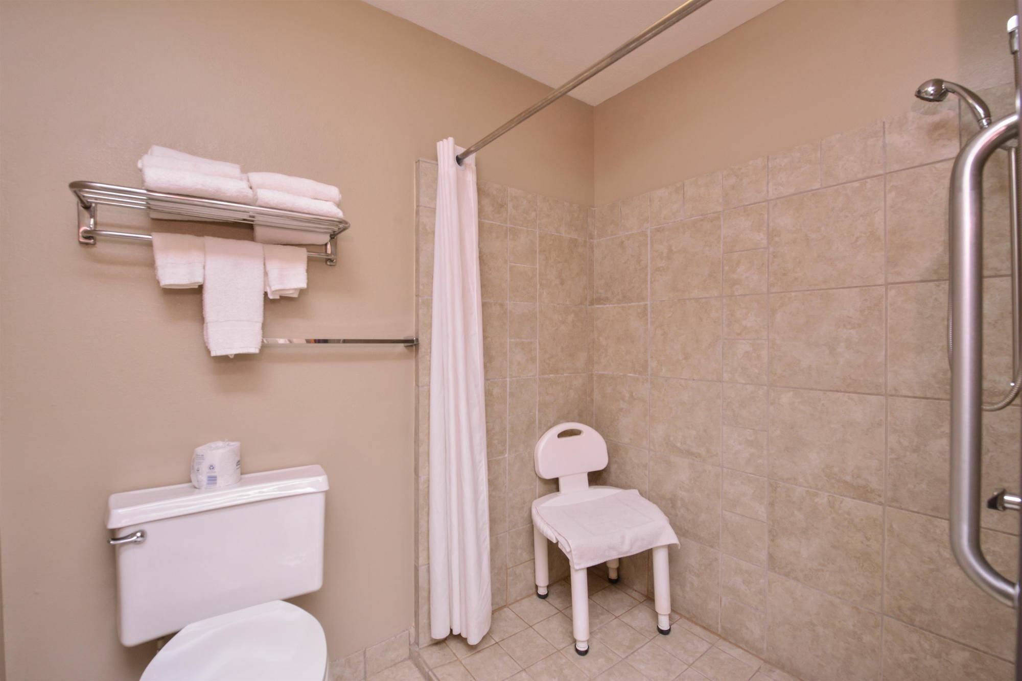 Baymont By Wyndham North,i-29,russell St, Airport 3*